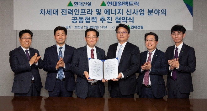 (사진=현대건설) (왼쪽부터) 현대건설 발전수주영업실장 최주영 상무, 현대건설 송변전사업실장 이종수 상무, 현대건설 에너지사업부장 손준 전무, 현대일렉트릭 배전영업부문장 박종환 전무, 현대일렉트릭 전력영업부문 손익제 상무, 현대일렉트릭 배전영업부문 허원범 이사가 금일 오후 종로구 현대빌딩에서 '차세대 전력인프라 및 에너지 신사업 분야의 공동협력 추진 협약식'을 체결하며 기념 촬영을 하고 있다.
