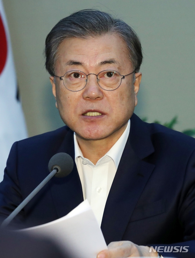 문재인 대통령이 3일 오후 청와대 여민관에서 열린 수석 보좌관회의에 참석해 발언하고 있다.