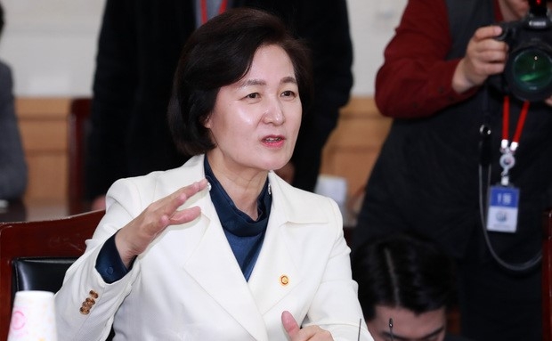 추미애 법무부 장관이 3일 오후 경기 과천시 법무부에서 열린 법무·검찰개혁위원회 제20차 회의에 참석해 김남준 법무·검찰개혁위원장 및 위원들과 대화를 나누고 있다.