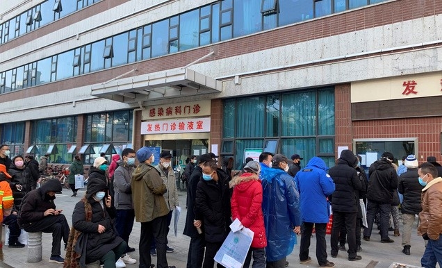 31일(현지시간) 신종 코로나바이러스 진원지인 중국 후베이(湖北)성 우한(武漢)의 시민들이 체온을 측정하기 위해 우한협화병원 앞에 줄을 서있다.