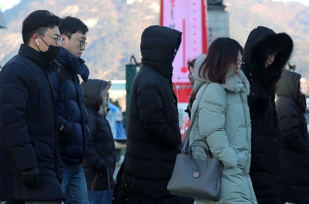 지난해 12월31일 오전 서울 종로구 세종대로사거리에 출근하는 시민들이 두꺼운 옷을 입고 발걸음을 재촉하고 있다.