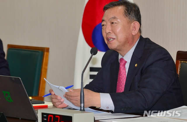 이찬열 국회 교육위원장이 지난해 10월15일 광주 북구 전남대 대학본부에서 열린 국회 교육위원회의 국정감사를 진행하고 있다.