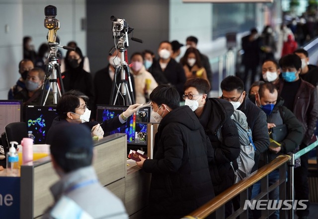 우한 폐렴(신종 코로나바이러스 감염증) 공포가 확산하는 가운데 29일 인천국제공항 제1터미널 입국장에서 중국 텐진에서 입국하는 승객들이 검역을 받고 있다./(사진=뉴시스)