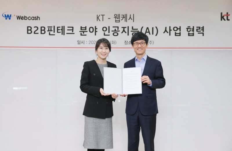 KT는 4일 B2B핀테크 전문기업 웹케시와 ‘AI 경영관리 솔루션’ 사업 협력을 위한 업무협약(MOU)을 체결했다고 밝혔다. 업무 협약식에서 KT AI/Bigdata사업본부장 김채희 상무(왼쪽)와 웹케시그룹 윤완수 부회장(오른쪽)이 기념사진을 찍고 있다.(사진=KT 제공)