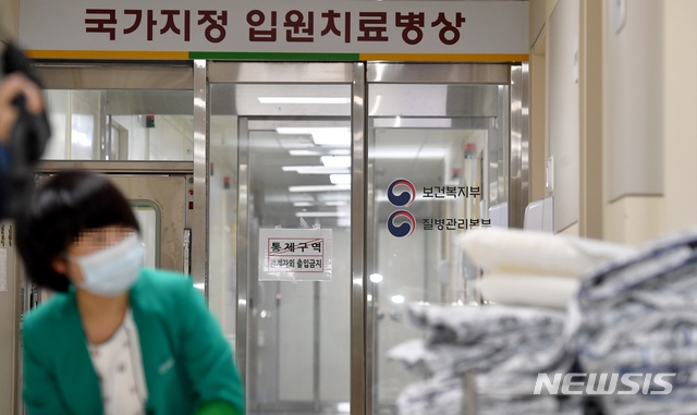 신종 코로나 바이러스 감염증(우한 폐렴) 16번째 확진 환자인 40대 여성이 4일 광주 동구 전남대병원 국가지정 격리병실에 입원해 있는 것으로 알려졌다. 사진은 출입이 통제된 전남대병원 격리병실 입구./(사진=뉴시스)