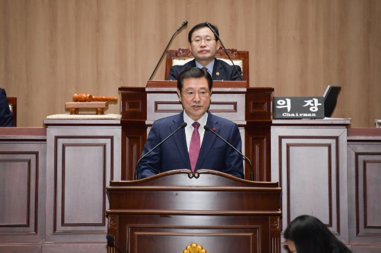 이용섭 광주광역시장이 4일 광주광역시의회 4층 본회의장에서 열린 제285회 임시회 제1차 본회의에서 2020년 시정 방향 시정 연설을 하고 있다./사진=광주광역시