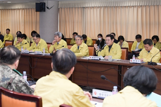 이용섭 광주광역시장이 4일 오후 시청 3층 중회의실에서 신종 코로나바이러스 감염증 확진자 발생에 따른 관계기관 합동 대책 회의를 주재하고 있다./사진=광주광역시