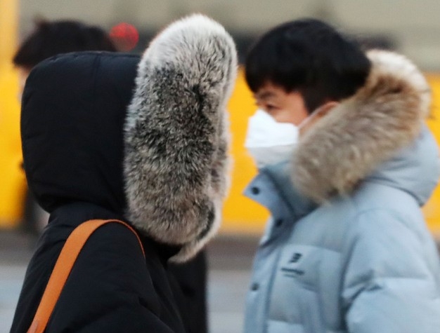 아침 기온이 영하권으로 떨어지며 반짝 추위가 찾아온 지난달 21일 오전 서울 광화문 사거리에서 시민들이 두꺼운 옷을 입고 출근길을 재촉하고 있다.