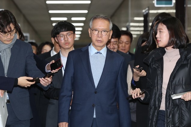 김형오 자유한국당 공천관리위원장이 3일 서울 여의도 국회에서 열린 공관위 회의에 참석하며 취재진 질문을 받고 있다.