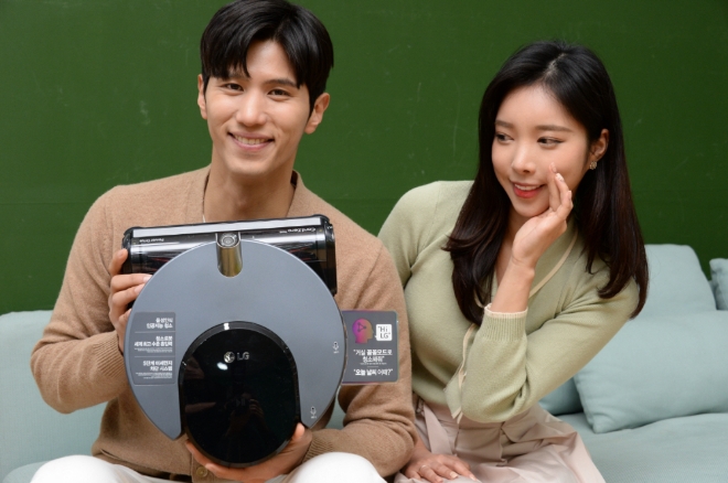 (사진=LG전자)모델들이 사용자의 말을 알아듣고 청소, 기능설정, 정보도 제공하는 똑똑해진 로봇청소기 신제품 ‘LG 코드제로 씽큐 R9 보이스’를 소개하고 있다.