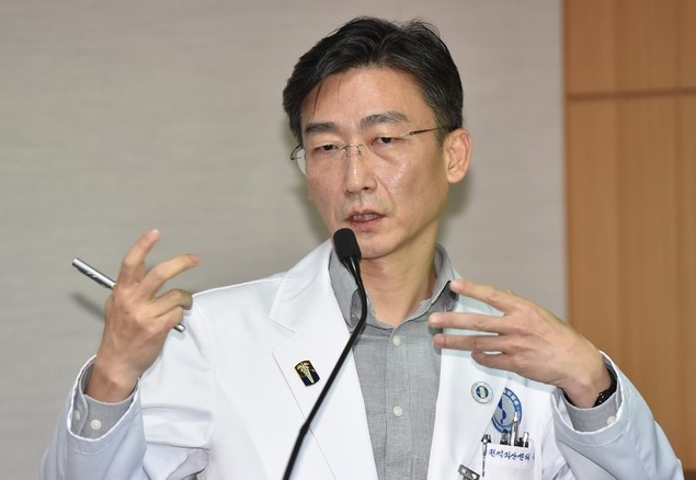 아주대병원과의 갈등으로 외상센터장을 사임한 이국종 교수가 5일 오전 경기 수원시 아주대병원에서 외상센터 운영에 대해 설명하고 있다.