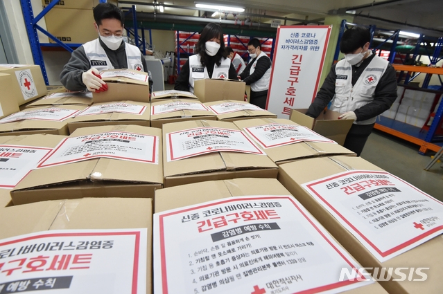 대한적십자사 경기도지사 관계자들이 5일 오후 경기 수원시 권선구 대한적십자사 경기도지사에서 신종 코로나 바이러스 감염증 자가격리자를 위한 긴급구호세트를 제작하고 있다.