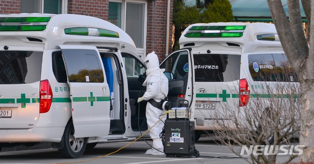 신종 코로나바이러스 16·18번째 확진자와 병원에서 접촉한 것으로 추정되는 다른 환자들이 5일 오후 광주 광산구 소촌동 광주소방학교 생활관에 마련된 격리시설로 옮겨졌다. 보건당국이 접촉 추정 환자들을 격리시설로 옮길 때 이용한 구급차량을 소독하고 있다.