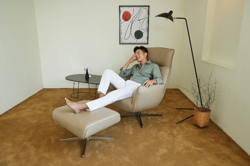 사진=카이저 1인체어에서 휴식을 취하고 있는 자코모(JAKOMO) 모델 이서진