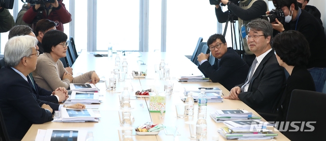 (사진=뉴시스) 김지형 준법감시위원장을 비롯한 위원들이 5일 오후 서울 서초구 삼성생명 서초타워 사무실에서 열린 '준법감시위원회 제1차 회의'에 참석해 환담하고 있다