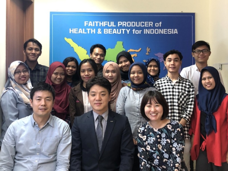 일동히알테크와 ST인도네시아 관계자들이 히알루론산 필러 공급계약 체결 후 기념촬영을 하고 있다.