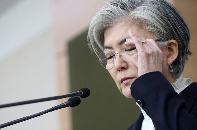 강경화 외교부 장관이 6일 오전 서울 도렴동 외교부청사에서 신년 기자회견 중 취재진 질문을 경청하고 있다.