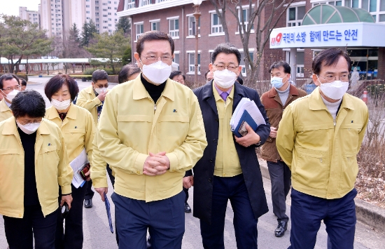 이용섭 광주광역시장이 6일 오후 신종 코로나바이러스 16·18번째 확진자와 같은 병원에 머물렀던 환자들의 임시 격리시설인 광산구 소촌동 광주소방학교 생활관을 방문해 현장점검을 실시하고 있다./사진=광주광역시