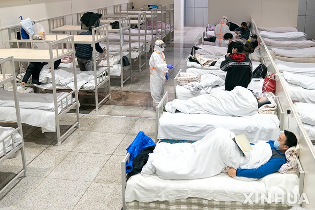 중국 후베이성 우한의 한 전시장을 개조한 임시병원에 신종 코로나바이러스 감염증(우한 폐렴) 환자들이 입원해 있다. 현지 관계자는 우한시에서 전시장을 개조한, 1600병상 규모의 첫 임시 병원이 신종 코로나 환자를 받기 시작했다고 전했다.