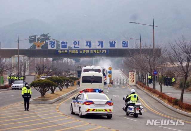 중국 우한에서 2차 전세기편을 이용해 귀국한 교민들을 태운 차량이 1일 오전 격리시설인 충남 아산시 경찰인재개발원으로 들어서고 있다.
