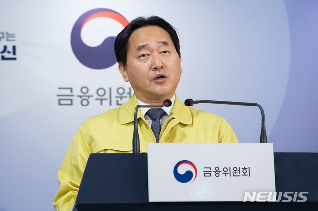 (사진=금융위원회) 김태현 금융위원회 사무처장이 지난 6일 정부서울청사 합동브리핑실에서 신종 코로나 바이러스 관련 금융부문 대응방안을 설명하고 있다