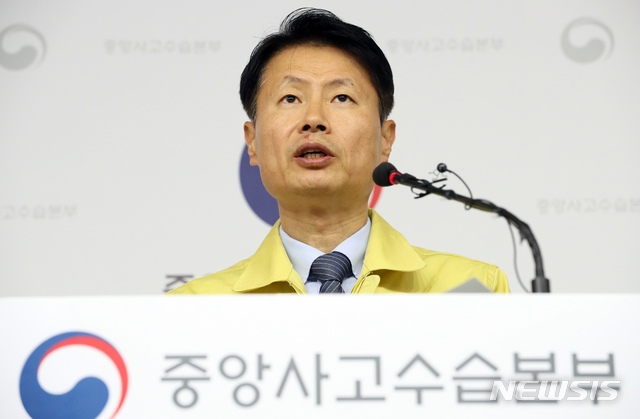 김강립 중앙사고수습본부 부본부장이 6일 오전 정부세종청사에서 신종 코로나바이러스 감염증(우한 폐렴) 대응 현황과 정세균 국무총리 참석 중수본 일일 상황점검회의 결과 등을 브리핑 하고 있다.