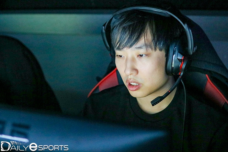 아키써틴의 '메랄드' 윤희성.