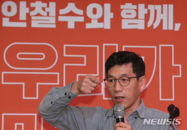 진중권 전 동양대 교수가 9일 오후 서울 여의도 영등포구 하이서울유스호스텔에서 열린 안철수와 함께 만드는 신당 발기인대회 2부 행사로 열린 강연 "무너진 정의와 공정의 회복"에 참석해 강연하고 있다.