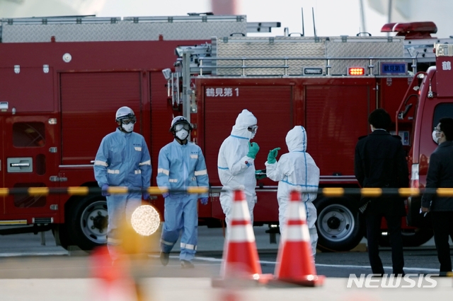 6일 일본 도쿄 남쪽 요코하마 항구에 물자 보충을 위해 정박 중인 유람선 다이아몬드 프린세스호 주변에 방호복을 입은 관계자들이 모여 대응하고 있다. 일본 보건성 관계자는 이 유람선에서 또다시 10명의 신종 코로나바이러스 감염증(우한 폐렴) 확진자가 나왔다고 밝혀 지금까지 확진자는 20명으로 늘어났다. 추가 확진을 받은 10명은 인근 병원으로 옮겨져 추가 검사와 치료를 받을 예정이다.
