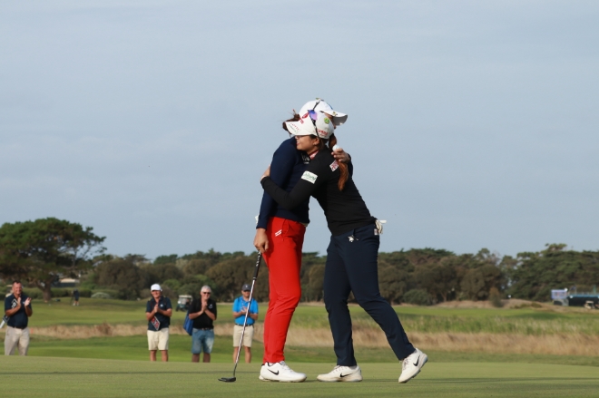 승부를 끝낸 뒤 서로 포옹하고 있는 박희영과 최혜진. 사진=Golf Australia