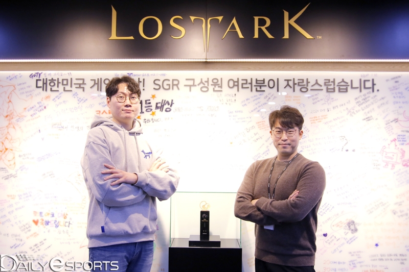 로스트아크 e스포츠를 담당하는 스마일게이트 김태형 주임(왼쪽)과 이태윤 대리.