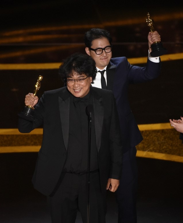 영화 '기생충'의 봉준호 감독과 한진원 작가가 9일(현지시간) 미 캘리포니아주 로스앤젤레스의 돌비 극장에서 열리고 있는 제92회 아카데미 시상식에서 각본상을 받고 이를 들어올리며 기뻐하고 있다. 봉준호 감독은 "이 상이 대한민국의 첫 번째 오스카"라고 수상 소감을 밝혔다.