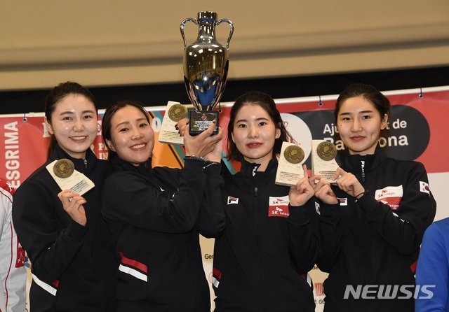 여자 에페 스페인 바르셀로나 월드컵 단체전에서 우승한 최인정, 강영미, 송세라, 이혜인(왼쪽부터). (사진=대한펜싱협회 제공)
