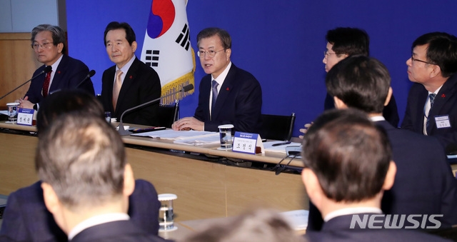 문재인 대통령이 1월 16일 대전광역시 유성구 한국전자통신연구원에서 열린 과학기술정보통신부와 방송통신위원회 업무보고에 참석해 발언하고 있다.