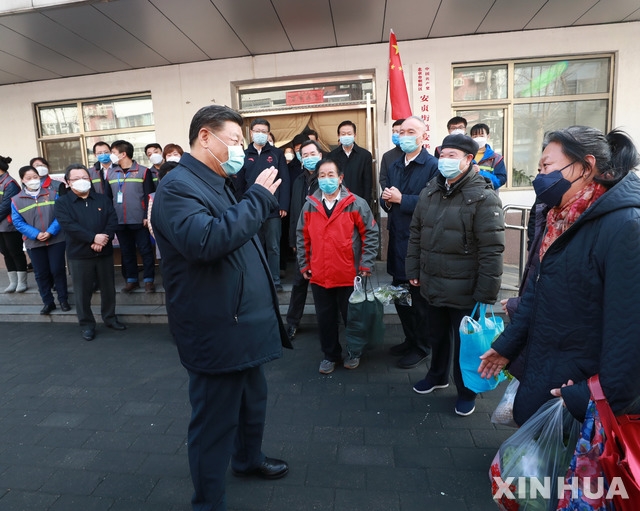 시진핑 중국 국가주석이 10일 베이징 내 신종 코로나바이러스 감염증(우한 폐렴) 예방통제 업무 현장을 찾은 모습.