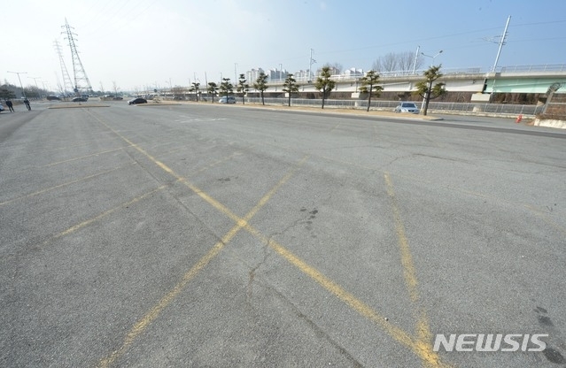 (사진=뉴시스) 10일 신종바이러스 코로나여파로 자동차 중국부품 공급이 중단돼 휴업에 들어가면서 평소 혼잡하던 울산 현대자동차 명촌직원주차장이 텅비어 있다.