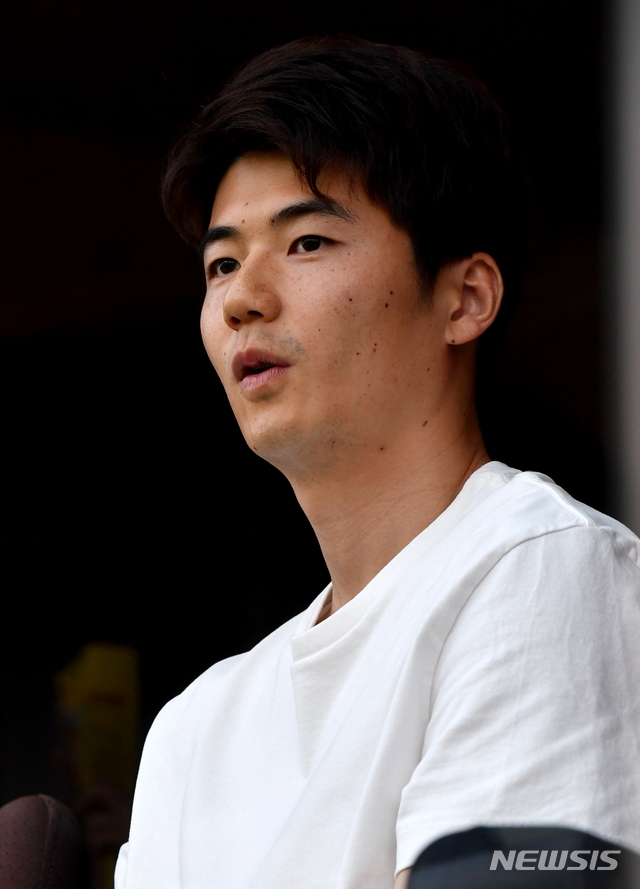 프리미어리거 기성용(30·뉴캐슬)이 16일 오후 광주 서구 광주월드컵경기장에서 열린 하나원큐 K리그2 2019 15라운드 광주FC 대 부천FC 경기를 관전하고 있다. 기성용은 광주FC 홍보대사이자 개인 최대주주다