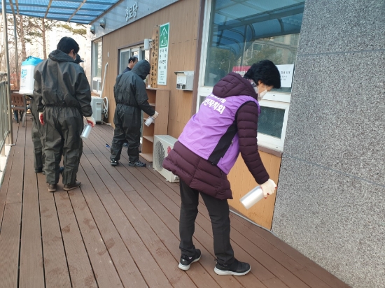 나주시 빛가람동 주민자치회가 아파트 경로당 소독 봉사를 실시하고 있다./사진=나주시