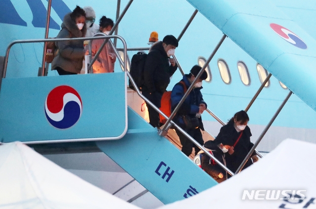 신종 코로나바이러스 감염증(우한 폐렴) 발원지인 중국 후베이성 우한 지역에 체류했던 교민과 중국인 가족들이 12일 오전 서울 강서구 김포국제공항에 도착해 3차 전세기에서 내리고 있다.