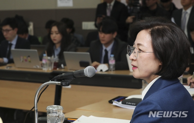 추미애 법무부 장관이 지난 11일 오후 경기 과천 법무부청사에서 열린 취임 후 첫 공식 기자간담회에 참석해 기자들의 질문에 답하고 있다.