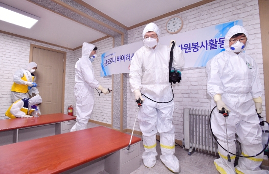 이용섭 광주광역시장이 12일 오후 신종 코로나바이러스 감염증 확산 방지를 위해 서구 서광지역아동센터를 방문해 광주자원봉사센터 봉사자들과 방역활동을 펼치고 있다./사진=광주광역시