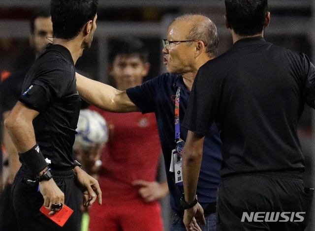 박항서 베트남축구대표팀 감독이 아시아축구연맹(AFC)으로부터 4차례 친선전 출전 정지 징계를 당했다. 지난 해 2019 동남아시안(SEA) 게임 남자 축구 인도네시아와의 결승전 도중 주심에 항의하다 레드카드를 받고 거세게 반응하고 있다