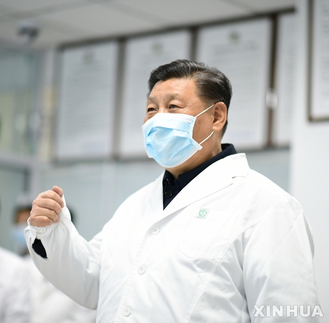 시진핑 중국 국가주석이 10일 마스크를 쓰고 베이징의 티탄 병원을 방문해 비디어 링크를 통해 신종코로나 감염증 환자 진료상황에 대해 의료진과 대화하고 있다.