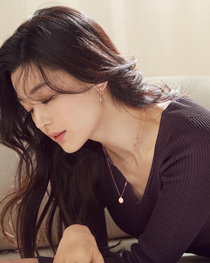 스톤헨지, 로맨틱한 봄의 여신 전지현 20SS 광고 컷 공개