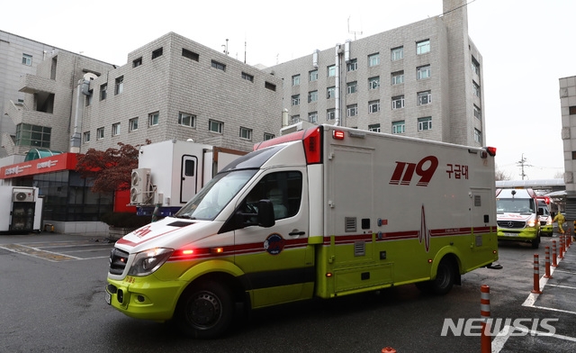 중국 우한에서 3차 전세기를 이용해 귀국한 교민과 중국 국적 가족 중 신종 코로나바이러스 감염증(우한 폐렴) 의심 증상을 보인 탑승객을 태운 구급차가 12일 오전 서울 중구 국립중앙의료원으로 들어서고 있다.
