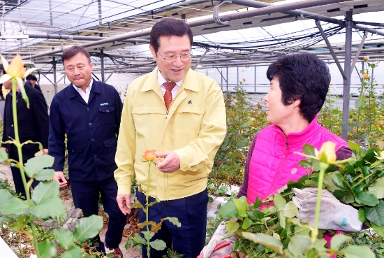 이용섭 광주광역시장이 13일 오후 코로나19 여파로 어려움을 겪고 있는 광산구 연산동 화훼농가를 방문해 농민들을 격려하고 있다./사진=광주광역시