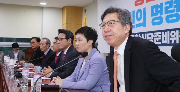 박형준(오른쪽) 통합신당준비위원회 공동위원장이 13일 서울 여의도 국회 의원회관에서 열린 통합신당 당명과 당헌 강령을 협의하는 회의에 참석해 발언을 하고 있다.