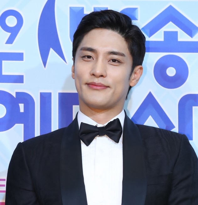 2019 MBC 방송연예대상 시상식이 열린 29일 오후 서울 상암동 MBC미디어센터에서 '나혼자산다' 배우 성훈이 레드카펫으로 들어서며 인사하고 있다.