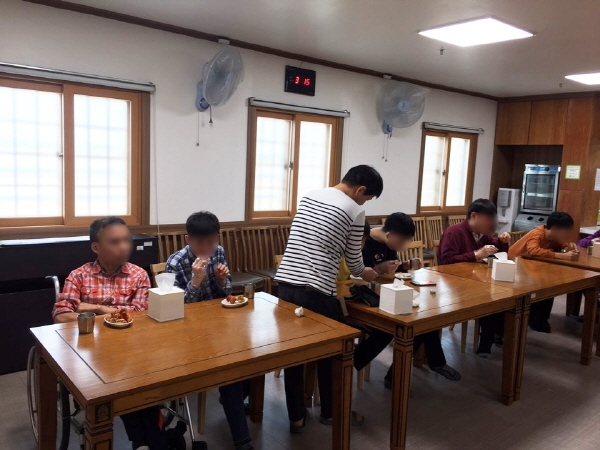 60계치킨 충남내포점, 지역 장애인복지센터에 '사랑의 치킨나눔' 봉사 진행