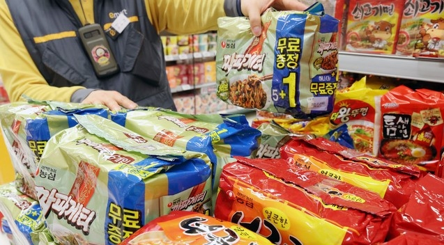 영화 ‘기생충’이 아카데미 4관왕에 오르면서 영화에 등장한 '짜파구리(짜파게티+너구리)'가 화제가 되고 있다. 사진은 11일 오전 서울 성동구 이마트 성수점에 짜파게티와 너구리 라면 상품이 함께 진열되어 있는 모습.